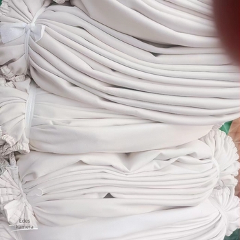 PU bőr tejfehér ujjvédős kötény fejfedővel