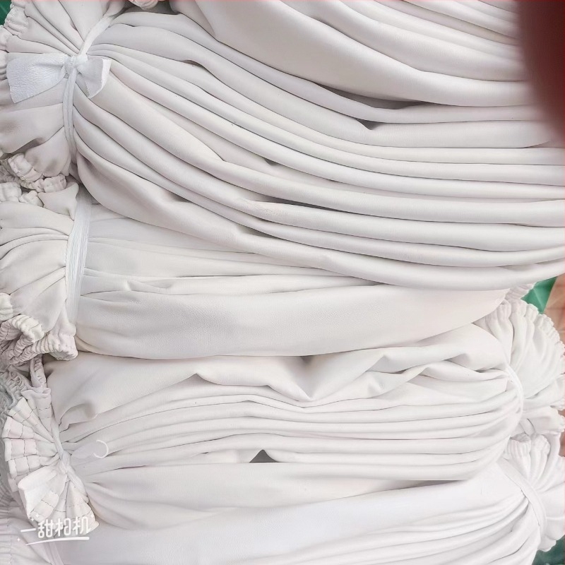 PU bőr tejfehér ujjvédős kötény fejfedővel