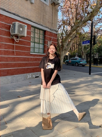 Csíkos csipkés, dupla rétegű szoknya körtealakú siluettel, kisméretű testhez, nyári modell