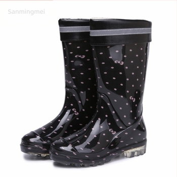 Női esőcsizma középmagas szárú, fleece-béléssel, meleg és vízálló PVC-ből, csúszásmentes talppal, tavaszra és őszre