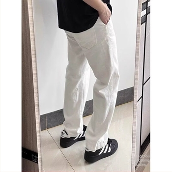 Fehér férfi farmernadrág, enyhén kiszélesedő lábszárakkal, slim fit, magas derék, street-amerikai stílus