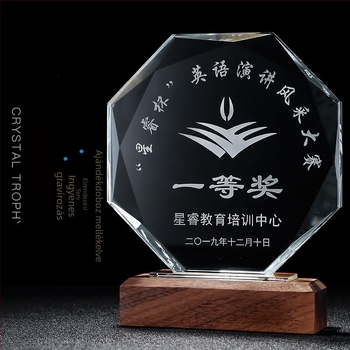Kristálytrófea és medál belső gravírozással, fehér kristály