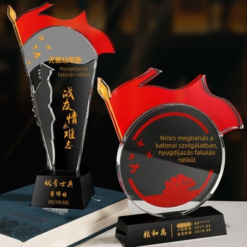 A Hadsereg Napjára – veteránoknak szóló egyedi kristálytrofea nyugdíjra