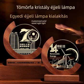 Kristály trófea gravírozással és fényes felülettel – építészeti ikon témájú céges jubileumhoz és kampusz kultúrához
