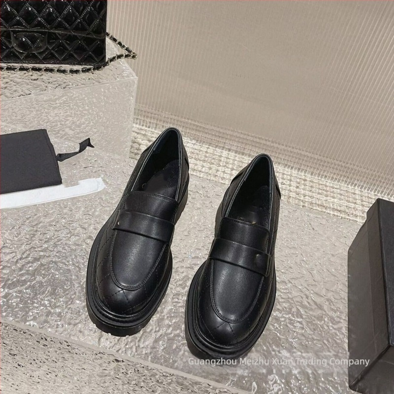 Női francia stílusú vastag sarokú loafer, kerek orrú, bőr felsőrész, vastag talp, mindennapi divat.