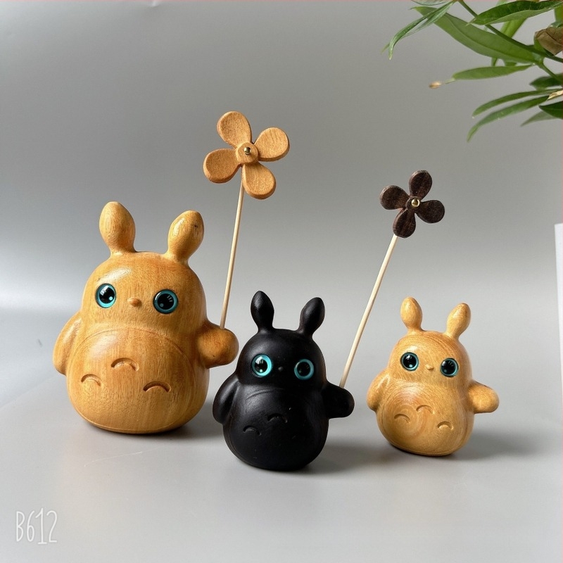 Arany szantálfa asztali dekoráció Totoro figurával, falánk hörcsög és mogorva sárga csibe