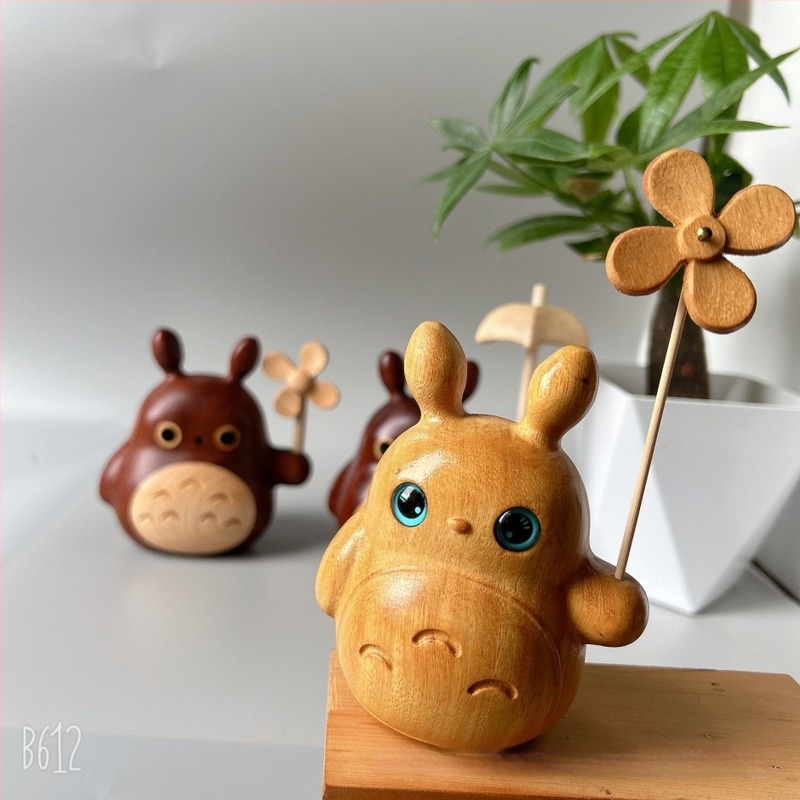 Arany szantálfa asztali dekoráció Totoro figurával, falánk hörcsög és mogorva sárga csibe