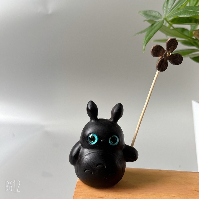 Arany szantálfa asztali dekoráció Totoro figurával, falánk hörcsög és mogorva sárga csibe