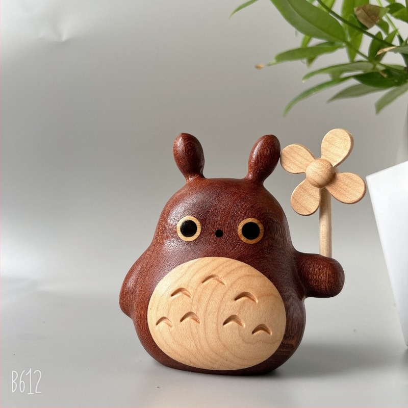 Arany szantálfa asztali dekoráció Totoro figurával, falánk hörcsög és mogorva sárga csibe