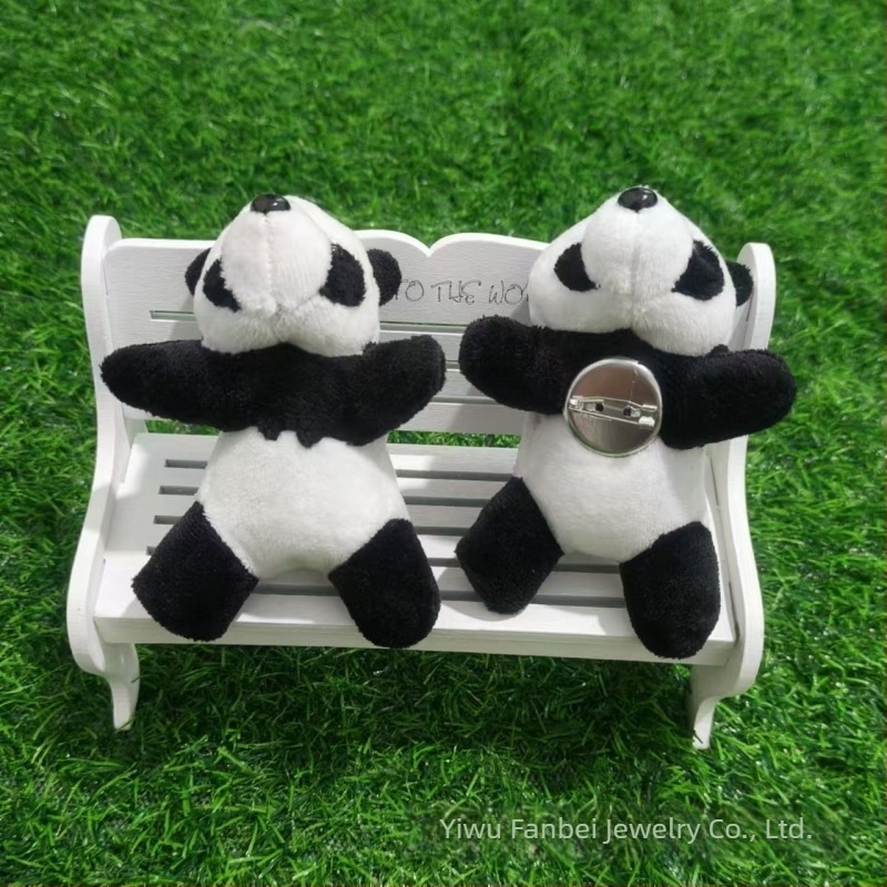 Édes plüss panda kitűző, hátizsákra akasztható medál, sokoldalú kiegészítő, születésnapi ajándék