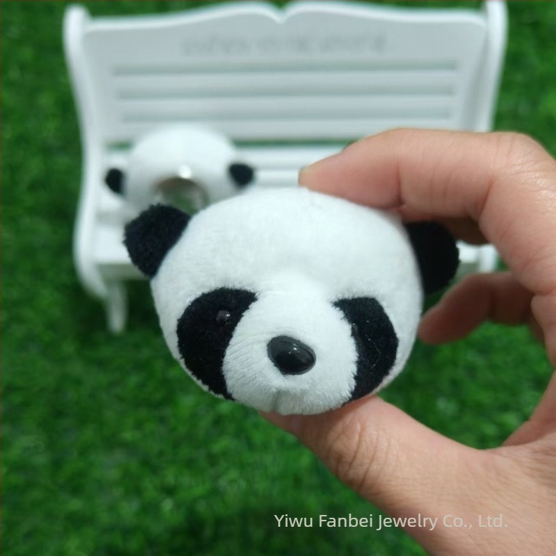 Édes plüss panda kitűző, hátizsákra akasztható medál, sokoldalú kiegészítő, születésnapi ajándék