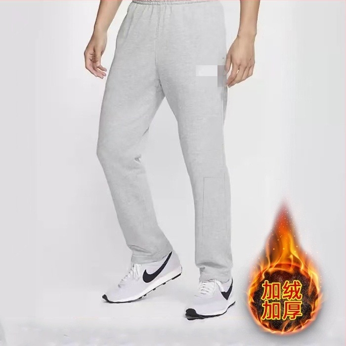 Férfi téli vastagított sportos nadrág hímzett kis logóval, laza szabás, fleece bélés, mandzsetta végű, modell 2708