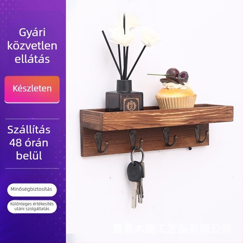 Fali tárolópolc amerikai vidéki stílusban, tömörfa kulcstartóval és akasztókkal az előszobában