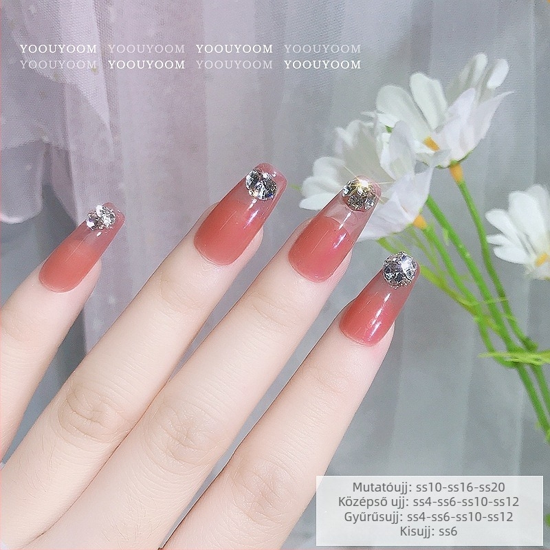 Nail art nagykereskedelmi díszítő strasszok dobozokban, hegyes hátú kis strasszok körmök díszítésére, fehér és színes kristályok
