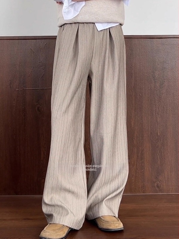 Férfiaknak szóló Old Money stílusú khaki csíkos nadrág, lazán szabott, széles lábszárú, őszi viselet