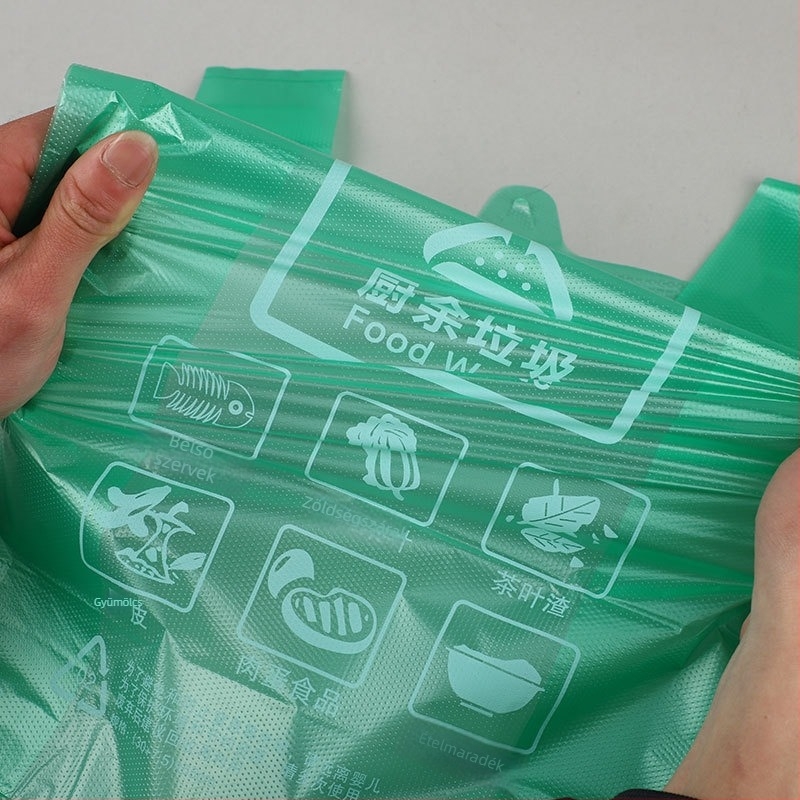 Vastag zöld, négy színű műanyag zacskók háztartási hulladék szelektálásához kézi használatra