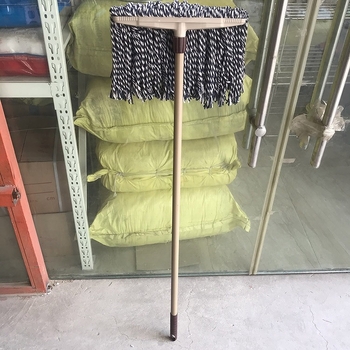 Pamut mop hosszú nyéllel, nedvszívó sík fej, kézi csavarású kialakítás.