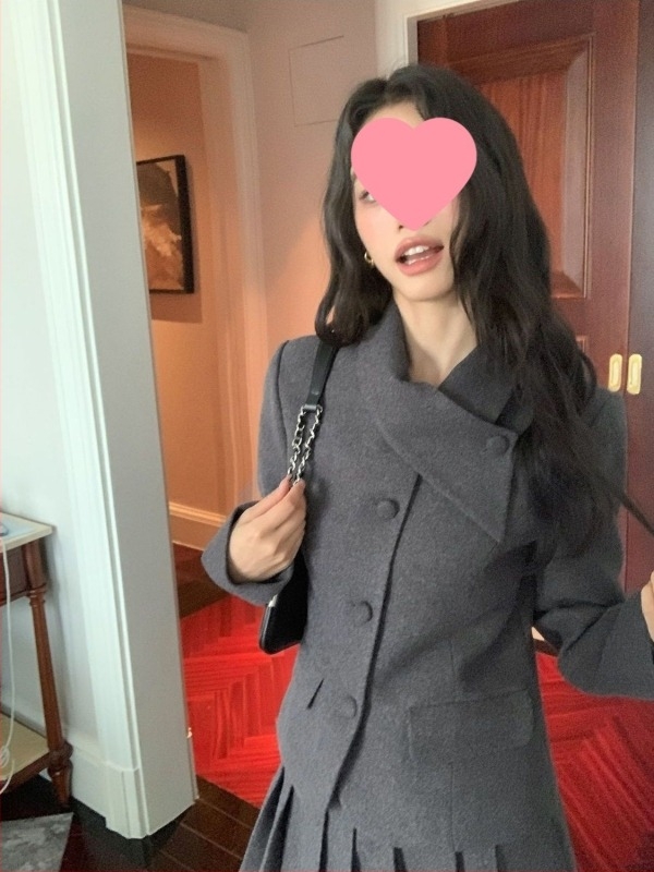 Koreai stílusú, szürke női kétdarabos kostüm: zakó és szoknya, ferde gallérral