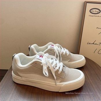Fekete vászoncipők nőknek és férfiaknak, mindennapi casual sneakers, 2026 tavasz, stílus chunky bread skate