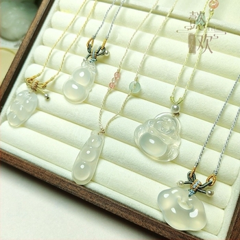 Kétoldalas chalcedon Buddha medál levél- és tökmotívummal, finom agatkő