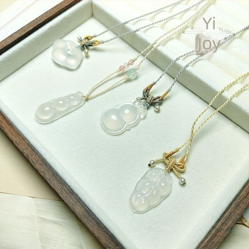 Kétoldalas chalcedon Buddha medál levél- és tökmotívummal, finom agatkő
