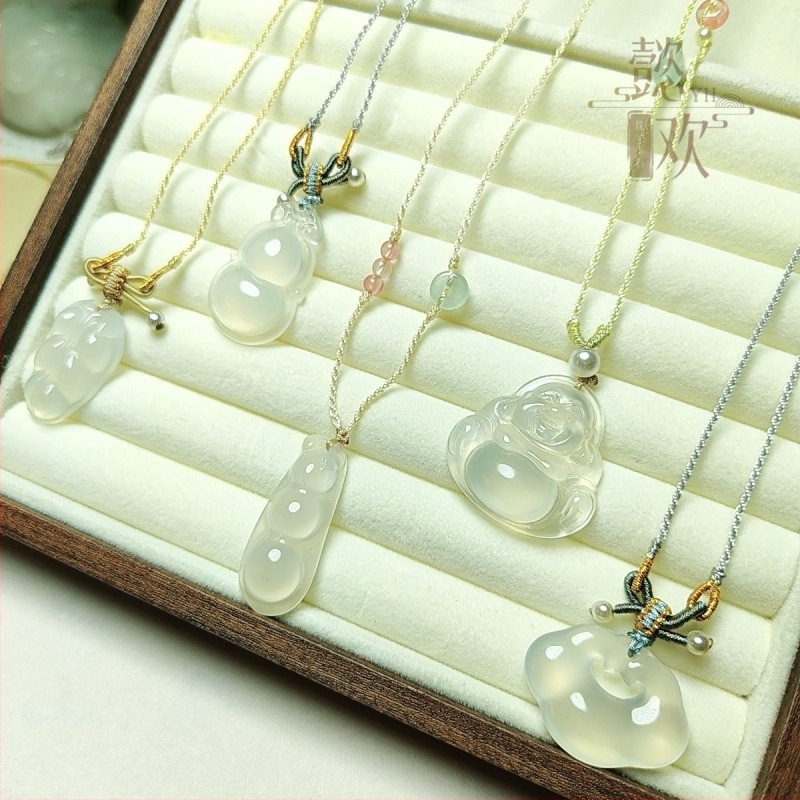 Kétoldalas chalcedon Buddha medál levél- és tökmotívummal, finom agatkő