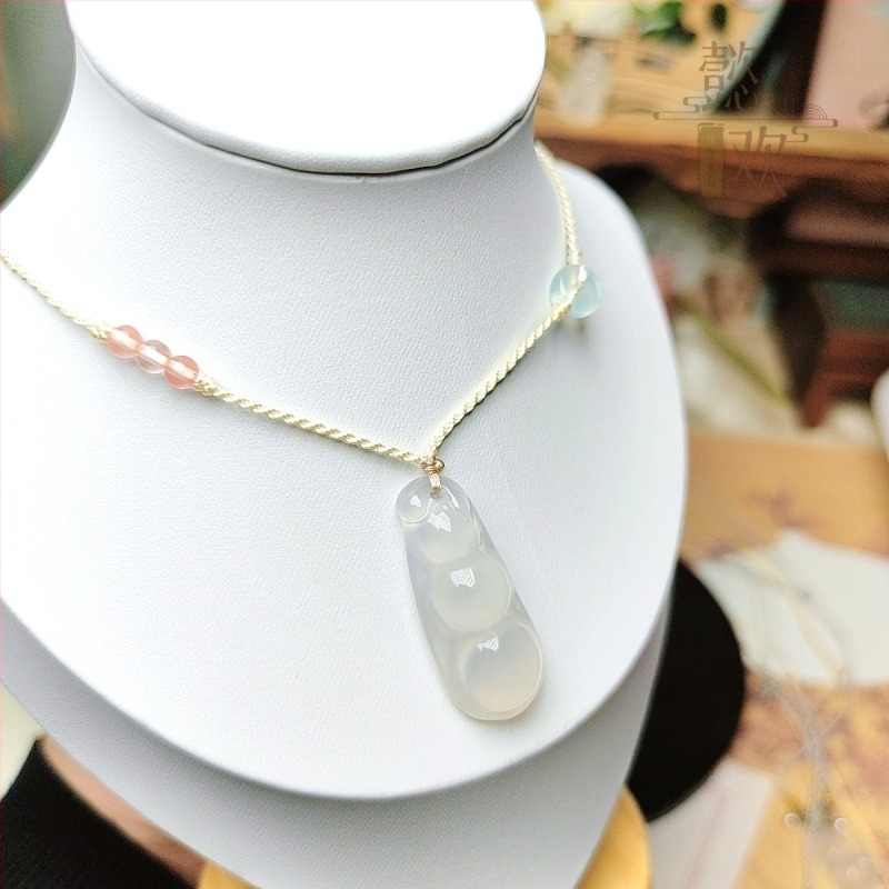 Kétoldalas chalcedon Buddha medál levél- és tökmotívummal, finom agatkő