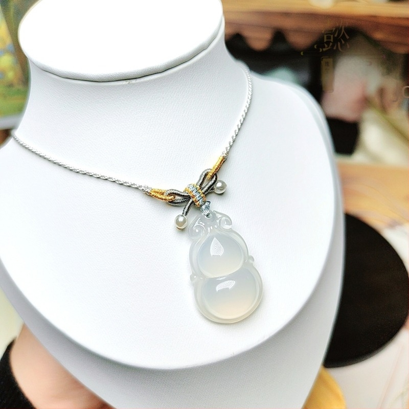 Kétoldalas chalcedon Buddha medál levél- és tökmotívummal, finom agatkő