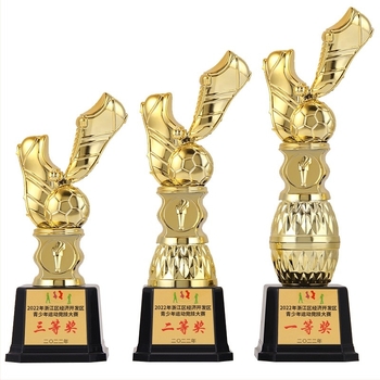 Labdarúgó-trofea cipő alakú figurával, gravírozott csapatért járó díj, műanyag trofea gyerekeknek