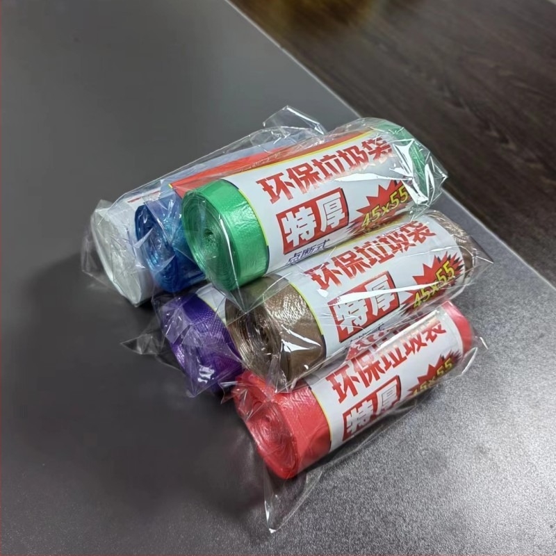 Személyre szabott kukás zacskók tekercsben, sík szájú és perforált tépési ponttal, otthoni, irodai és szállodai használatra, kereskedelmi tisztaság