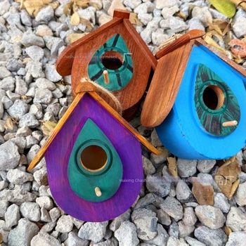 Kézzel faragott fából készült kolibri madárház