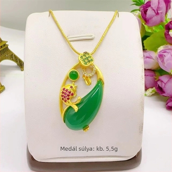 Női aranyozott bronz nyaklánc jade csepp alakú medállal és jade hal medállal a kulcscsont körüli láncon
