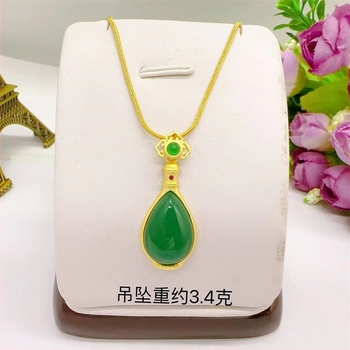 Női aranyozott bronz nyaklánc jade csepp alakú medállal és jade hal medállal a kulcscsont körüli láncon