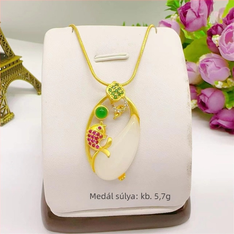 Női aranyozott bronz nyaklánc jade csepp alakú medállal és jade hal medállal a kulcscsont körüli láncon