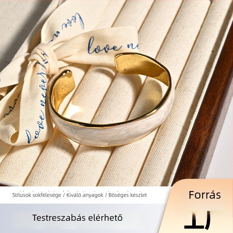 Gyöngyházfényű zománc karkötő, nyitott, állítható arany-fehér, vintage hatású, minimalistikus és elegáns női ékszer.