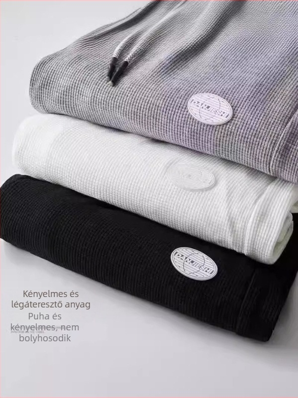 Férfiaknak készült fleece-béléssel és waffel mintázattal cropped nadrág, laza szabás, sportos megjelenés.