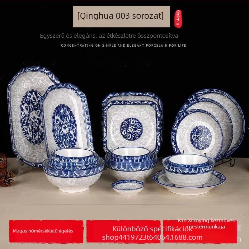 Kék-fehér porcelán háztartási étkészlet kerámiából: tálak, tányérok, kör alakú tálak, halas tál és leveses tálak.
