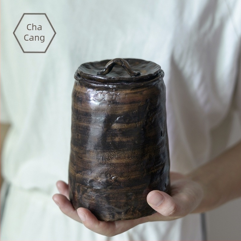 Kézzel készített rusztikus kerámia teás doboz, vintage stílusban, zárható fedéllel, ideális a tealevelek és a gabonák tárolására.