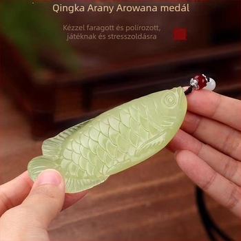 Jade medál Arowana – kézben tartható dísz, otthoni dekoráció, aranyszínű hal, elegáns stresszoldó ajándék férfiaknak
