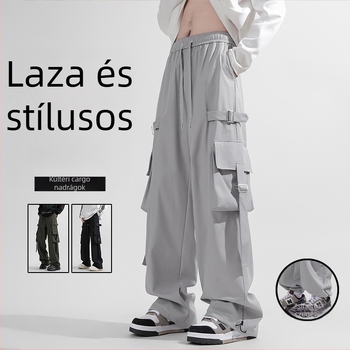 Férfiaknak tervezett, amerikai streetwear-stílusú munkanadrág, laza szabású, egyenes és széles szárú, drapált hatású, tavasz–őszre.
