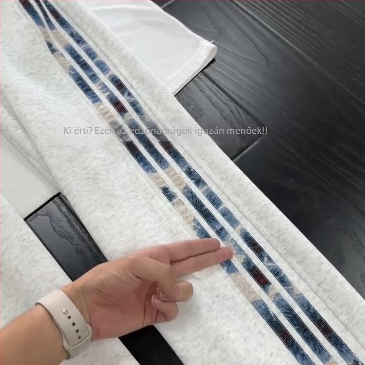 Őszi férfi nadrág, patchwork olajfestmény-stílusban és csíkokkal, széles szárú, egyenes szabású – casual sport nadrág