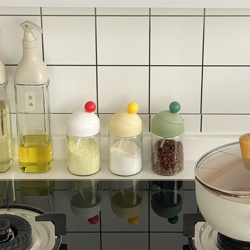Üveg fűszertartó színes golyókkal a konyhába – integrált só- és fűszertartó
