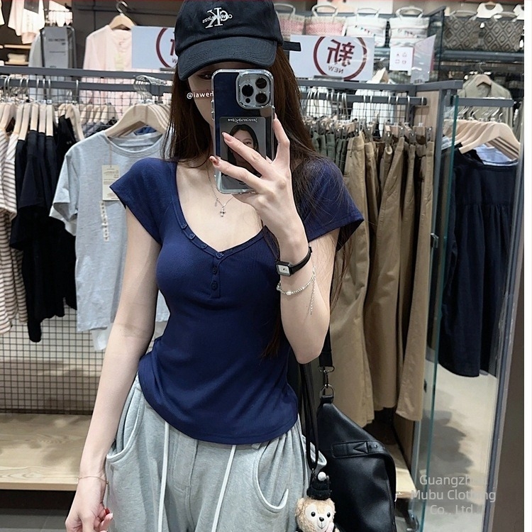 Hot girl-stílusú V-nyakú, karcsúsított szabású rövid ujjú póló, 2026 nyár, street fashion női felső