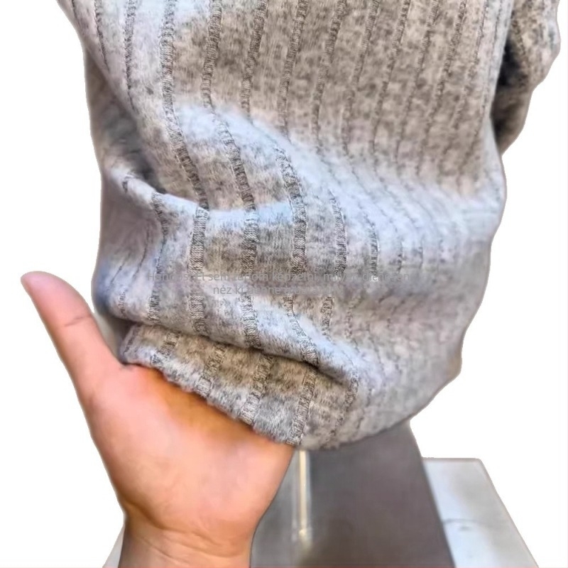 Szürke férfi pólónyakú pulóver fleece béléssel az őszi-téli szezonra, gombos zárás, laza szabás, amerikai stílus, csíkos alap