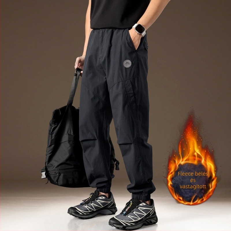 Férfiaknak tervezett amerikai ihletésű munkás nadrág, egyenes szabású, őszre, sportos kültéri streetwear.