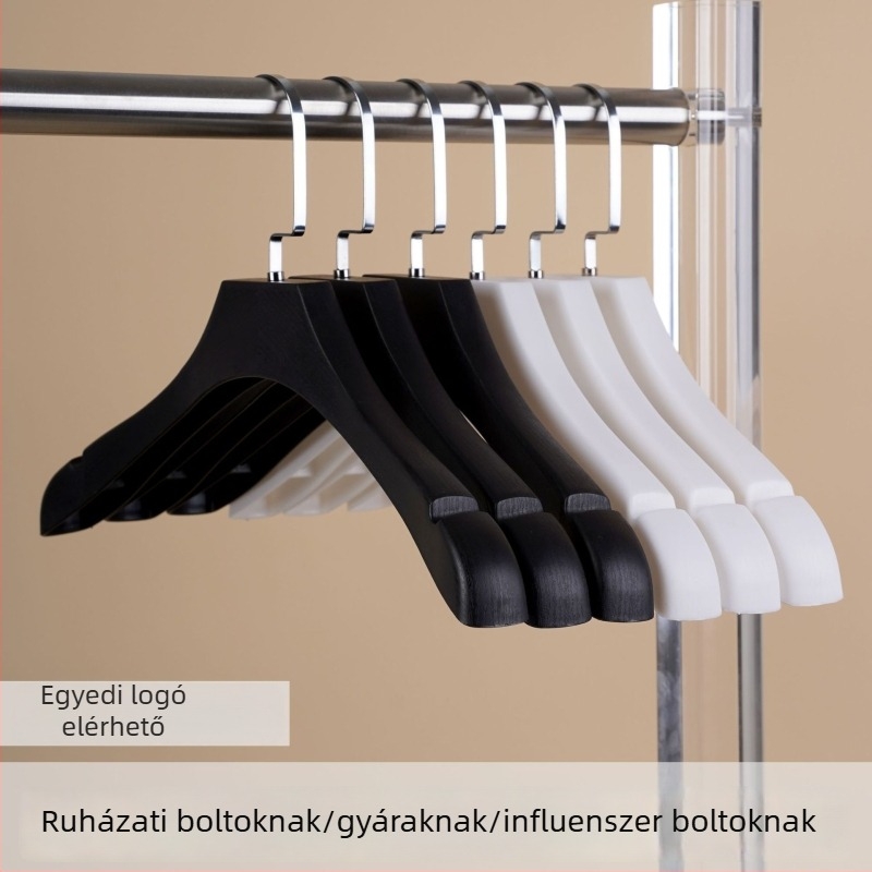 Fekete műanyag ruhakasztó, fa textúrájú felülettel, csúszásmentes, felnőtt ruhákhoz, uniszex, testreszabható