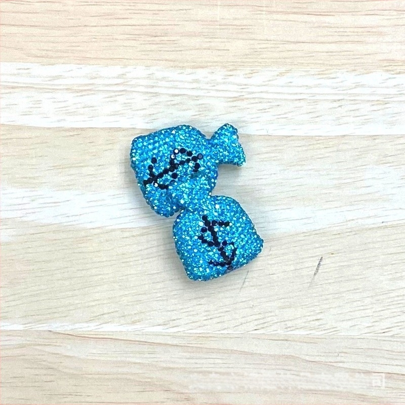 DIY ékszerkiegészítők puha agyagból gyémánt bevésésekkel, pénztárca motívummal, kulcstartó, medál és autómedál