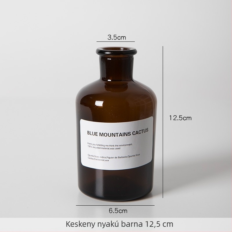 Nordic stílusú üvegváz és kis barna üveg geometriai formájú üvegbúrával – beltéri dekoráció és virágkompozíciók