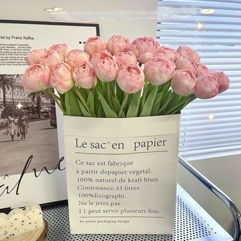 Égett szélű tulipán művirágcsokor, elegáns nappali dekorációhoz