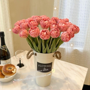 Égett szélű tulipán művirágcsokor, elegáns nappali dekorációhoz